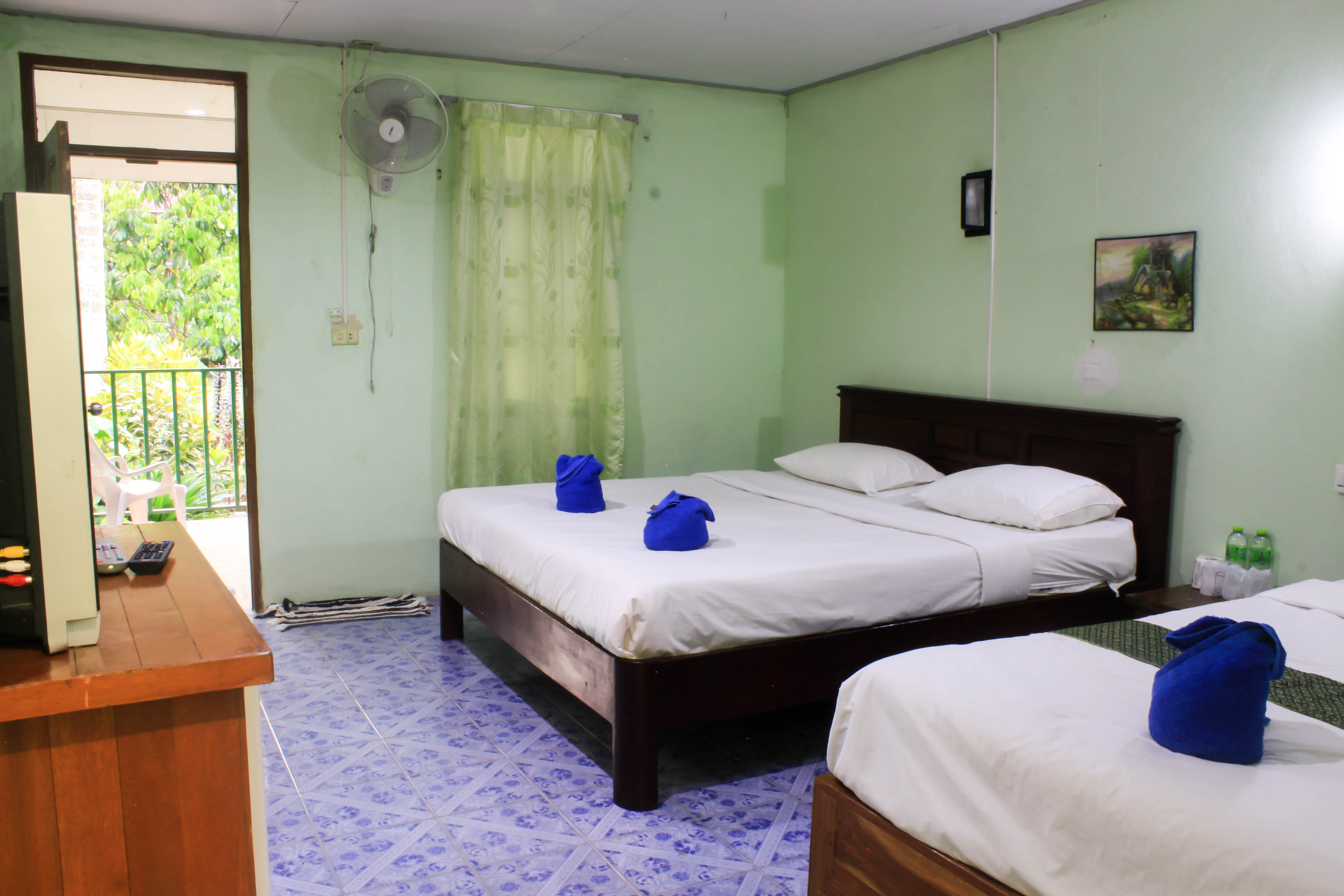 tripple room bed room Khao Sok